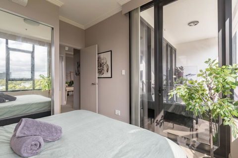 Olympic Park Near Qudos Bank Arena King Bed 1BR 1Bath Sleeps 6 Air-cond Parking - Accommodation 4U 2