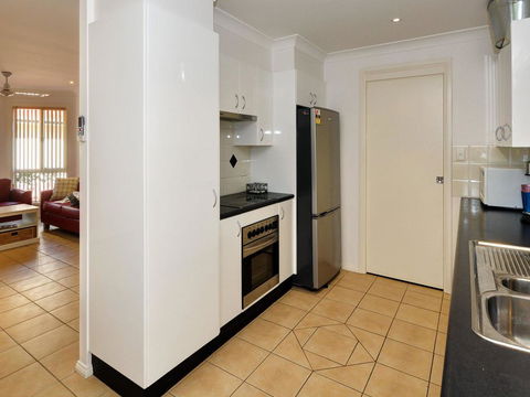 One Street Back From The Surf Beach - Accommodation 4U 3