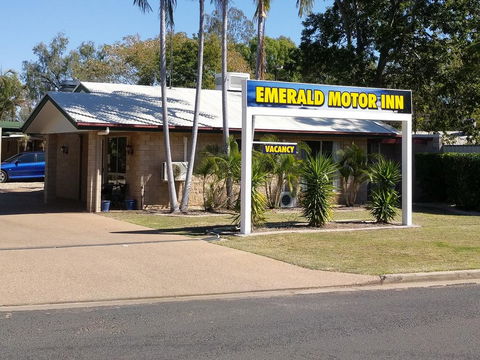 Overflow Emerald Motor Inn - Accommodation 4U 2
