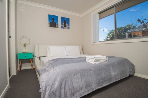 PEACEFUL 2Kingbed RootyHill Townhouse Near Station - Accommodation 4U 1