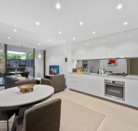 Peaceful Water-side Retreat With Huge Courtyard. - Accommodation 4U