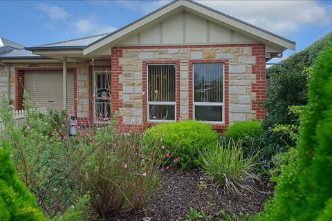 Perfect Location Central Modern Cottage - Free WiFi - Accommodation 4U 1