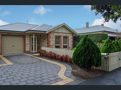 Perfect Location Central Modern Cottage - Free WiFi - Accommodation 4U 0