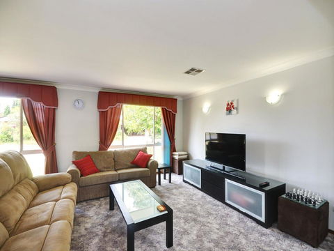 Pet Friendly - Family Holiday Home - Pets Welcome - Accommodation 4U 0