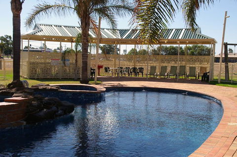 Pines Country Club Motor Inn - Accommodation 4U 2