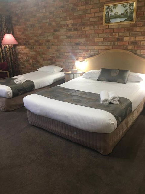 Pines Country Club Motor Inn - Accommodation 4U 3