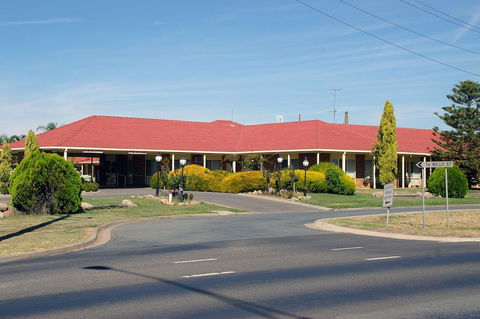 Pines Country Club Motor Inn - Accommodation 4U 1