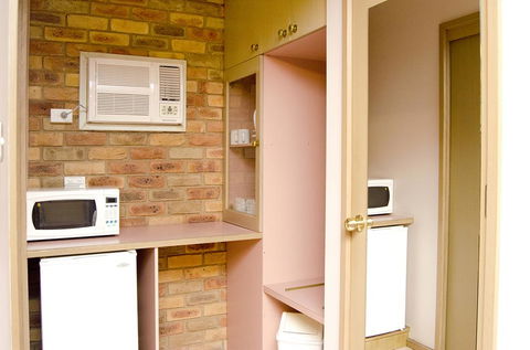Pines Country Club Motor Inn - Accommodation 4U 0