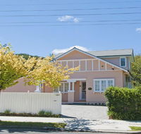 Plum Tree Cottage - warm cosy  walk to town - Accommodation 4U
