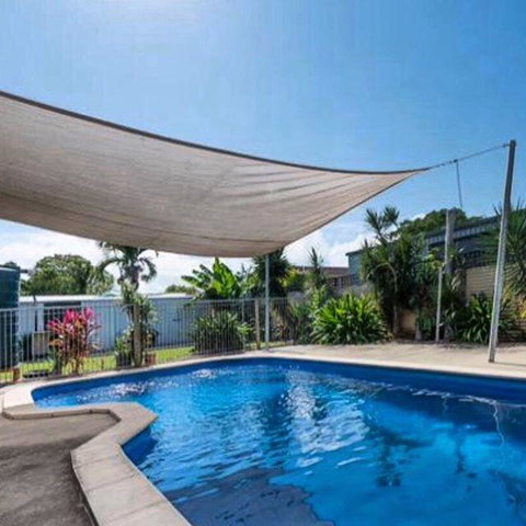 QUIRKY QUEENSLANDER 6 BEDROOM HOME - Accommodation 4U 3