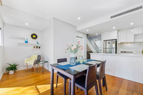 Relax In A Spacious & Modern Townhouse In Asquith - Accommodation 4U 2