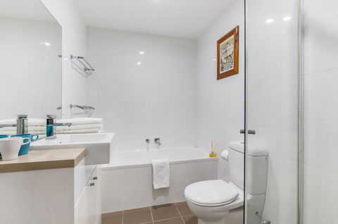 Relax In A Spacious & Modern Townhouse In Asquith - Accommodation 4U 1