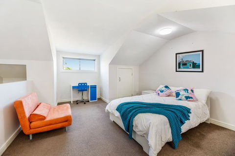 Relax In A Spacious & Modern Townhouse In Asquith - Accommodation 4U 3