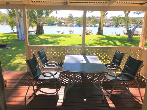 Riverfront Getaway - Mannum - Accommodation 4U 1