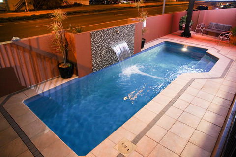 Rocky Resort Motor Inn - Accommodation 4U 3
