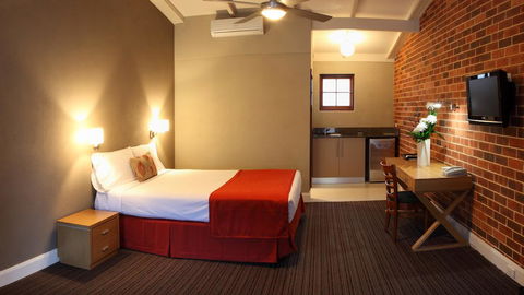 Rose & Crown Hotel - Accommodation 4U 1