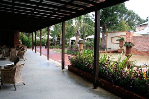 Rose & Crown Hotel - Accommodation 4U 3