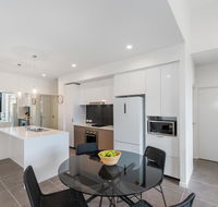 Round About Bulimba - Executive 3BR Bulimba apartment near Oxford St shops and restaurants - Accommodation 4U