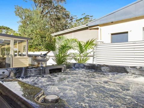 Sandy Shores - Character, Charm, Outdoor Spa - Accommodation 4U 2