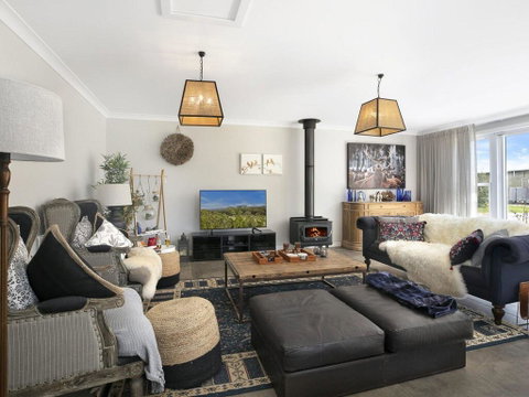 Silky Oak Villa - Spacious & Beautifully Decorated - Accommodation 4U 0