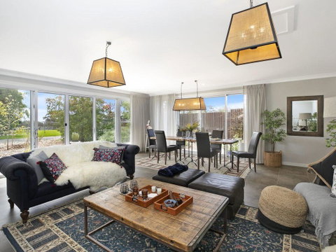 Silky Oak Villa - Spacious & Beautifully Decorated - Accommodation 4U 1