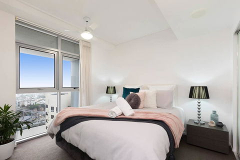 SK1 - Spotless 2BR SkyHome Long Stays Welcome - Accommodation 4U 2