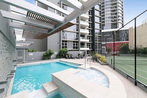 SK2 - 3BR With Pool Gym Steam Room In Story Bridge - Accommodation 4U 1