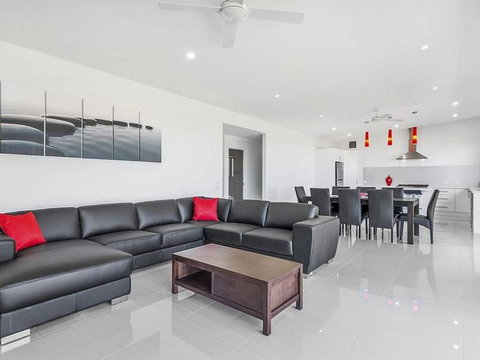 Skenes Retreat - Views Of The Ocean From The Deck - Accommodation 4U 3