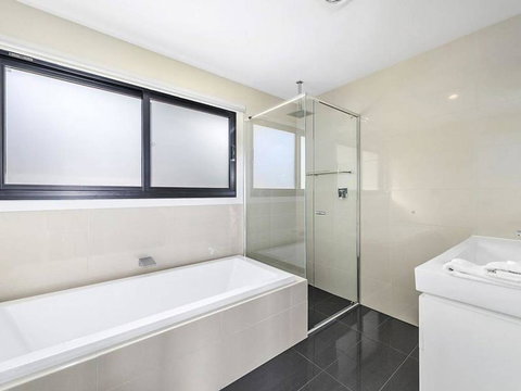 Skenes Retreat - Views Of The Ocean From The Deck - Accommodation 4U 2