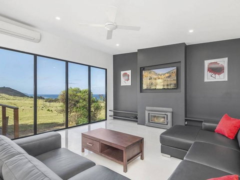 Skenes Retreat - Views Of The Ocean From The Deck - Accommodation 4U 0