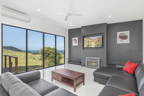 Skenes Retreat - Views Of The Ocean From The Deck - Accommodation 4U 1