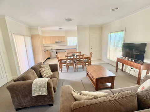 Spacious 2 Bed, 2 Bath Villa - Central Location - Quiet - Accommodation 4U 0