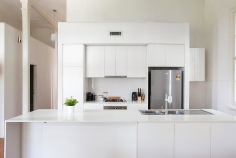 Spacious 2-bed, 2-bath Home With Parking And Balcony - Accommodation 4U 3