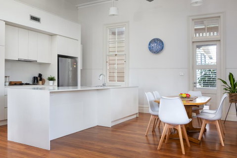 Spacious 2-bed, 2-bath Home With Parking And Balcony - Accommodation 4U 1