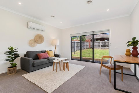 Spacious 4-Bed House With Parking And Backyard - Accommodation 4U 3