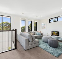 Spacious 4-Bed House with Parking and Backyard - Accommodation 4U