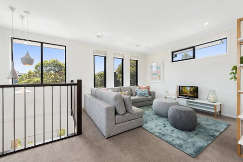 Spacious 4-Bed House With Parking And Backyard - Accommodation 4U 0