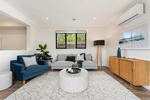 Spacious 4-Bed House With Parking And Backyard - Accommodation 4U 2