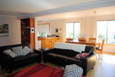 Spacious And Central To CBD - Accommodation 4U 0