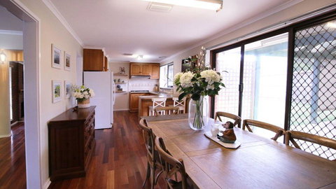 Spacious And Cozy Home Next To Glen Waverley - Accommodation 4U 1
