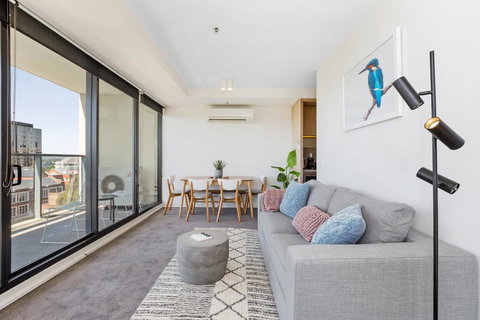 Spacious And Sunny Modern Apartment With City View - Accommodation 4U 1