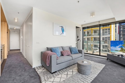 Spacious And Sunny Modern Apartment With City View - Accommodation 4U 2