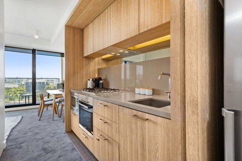 Spacious And Sunny Modern Apartment With City View - Accommodation 4U 3