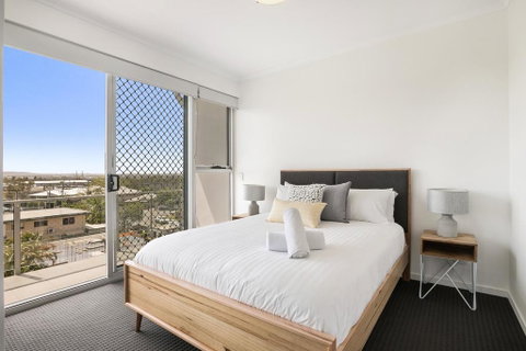 Spacious Apartment With Generous Entertaining - Accommodation 4U 2