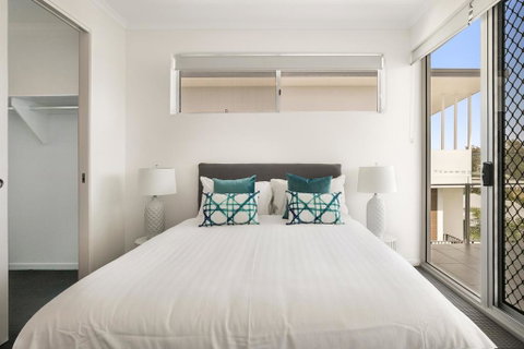 Spacious Apartment With Generous Entertaining - Accommodation 4U 3