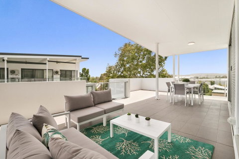 Spacious Apartment With Generous Entertaining - Accommodation 4U 0