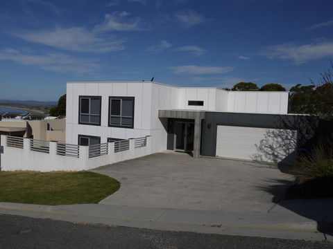 Spectacular Holiday Living - Accommodation 4U 0