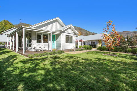 Spring Home - Our Place At Bright - Accommodation 4U 0