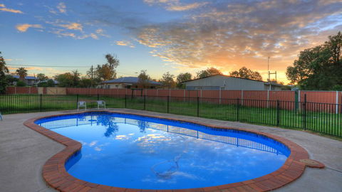 Starline Motor Inn - Accommodation 4U 1