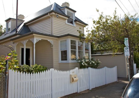 Strahan House - Accommodation 4U 1